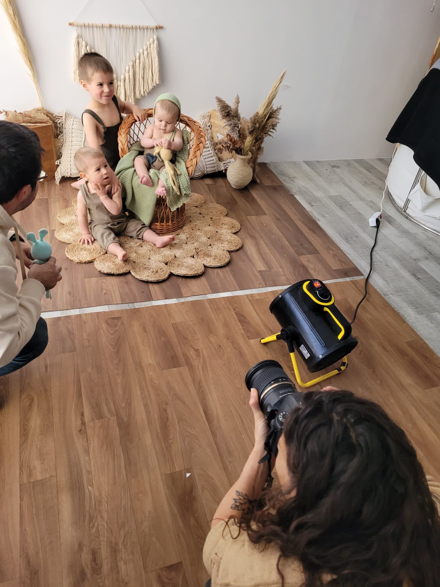 Lorena Parra haciendo una sesión de fotografía infantil y newborn en su estudio de Barakaldo.