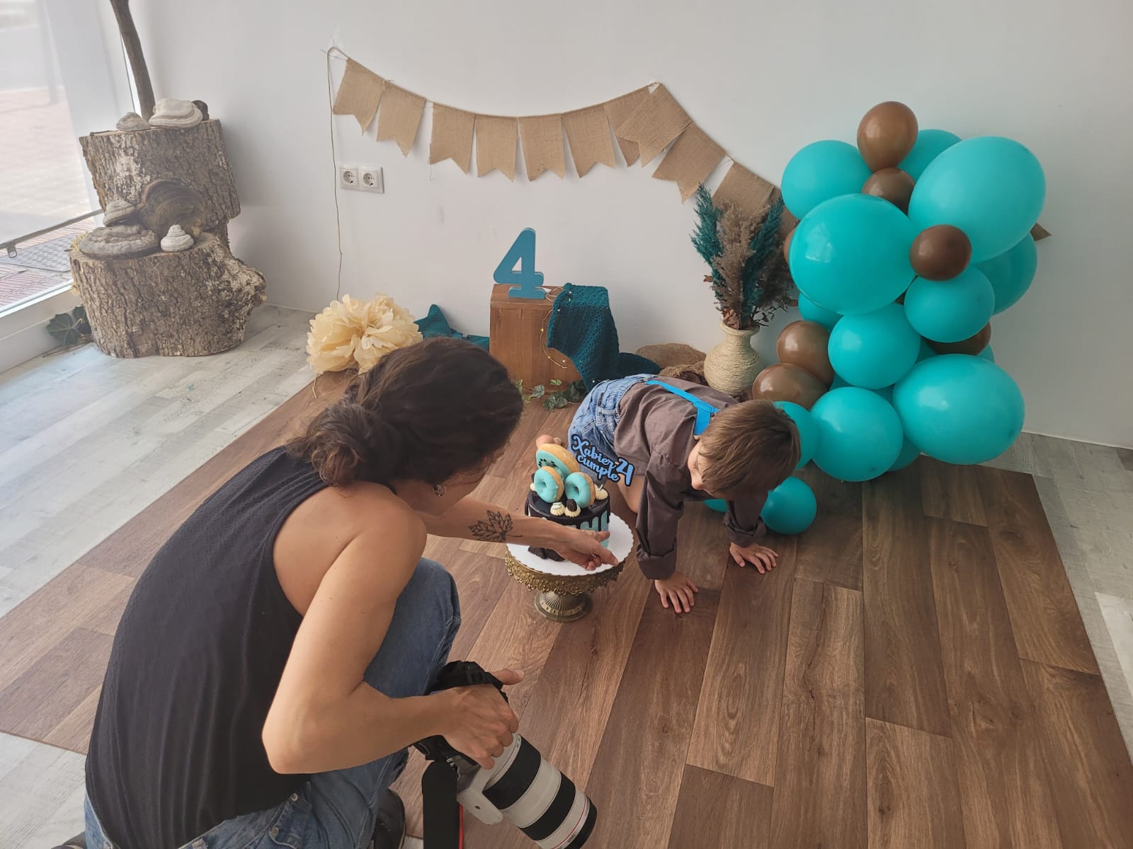 Lorena Parra, fotógrafa infantil en Bizkaia preparando  una sesión de fotos Smash Cake de cumpleaños en un estudio fotográfico en Bizkaia.