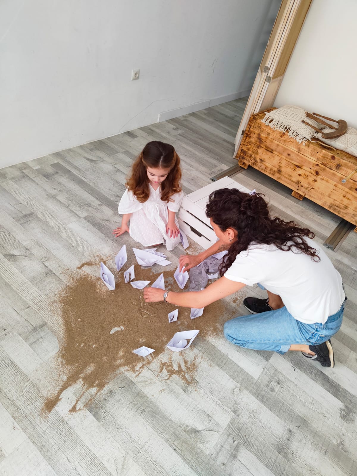 Fotógrafa de familias en Barakaldo jugando con una niña durante una sesión fotográfica de estudio.