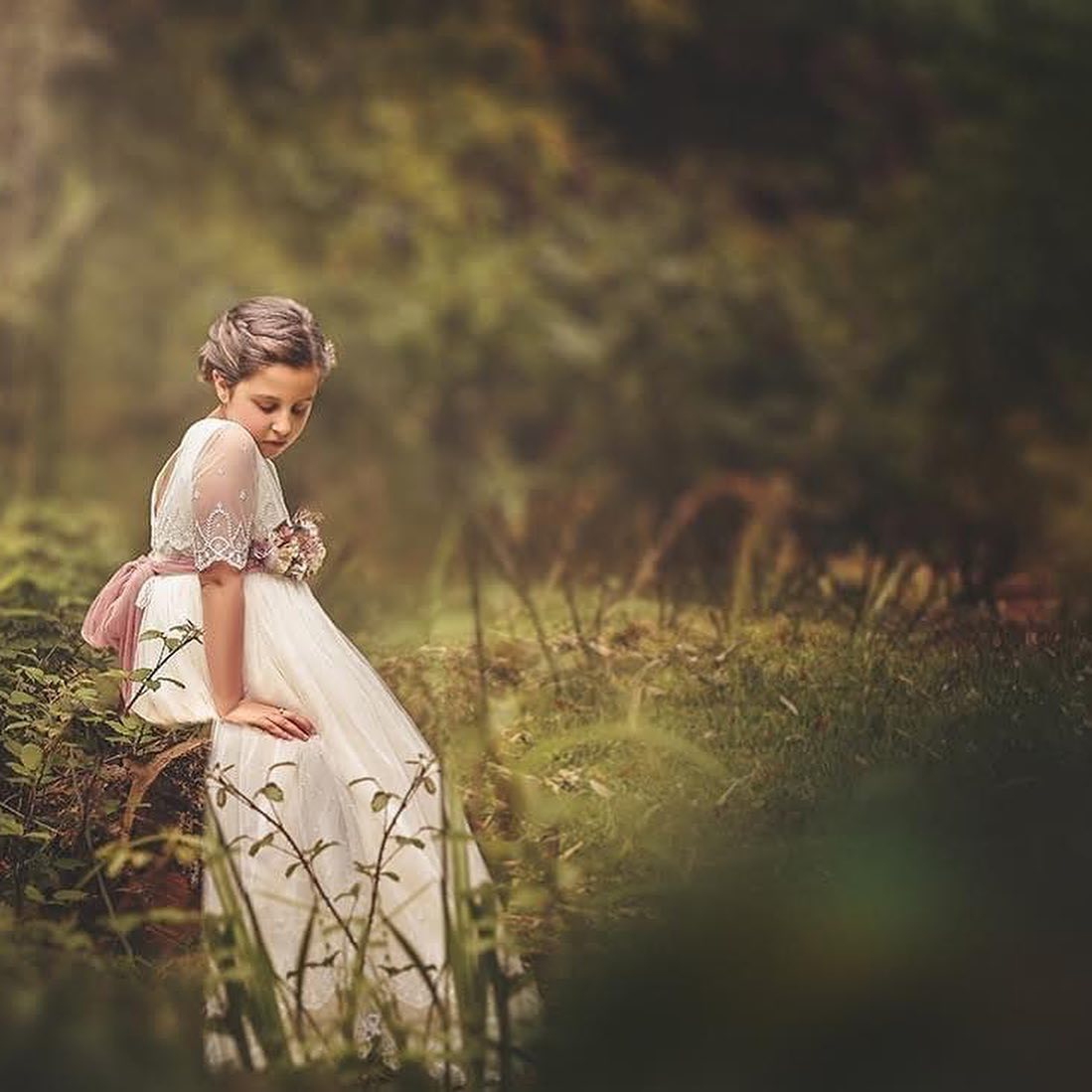 niña en sesión de comunión con estilo delicado y elegante, realizado por fotógrafa profesional en Zierbena