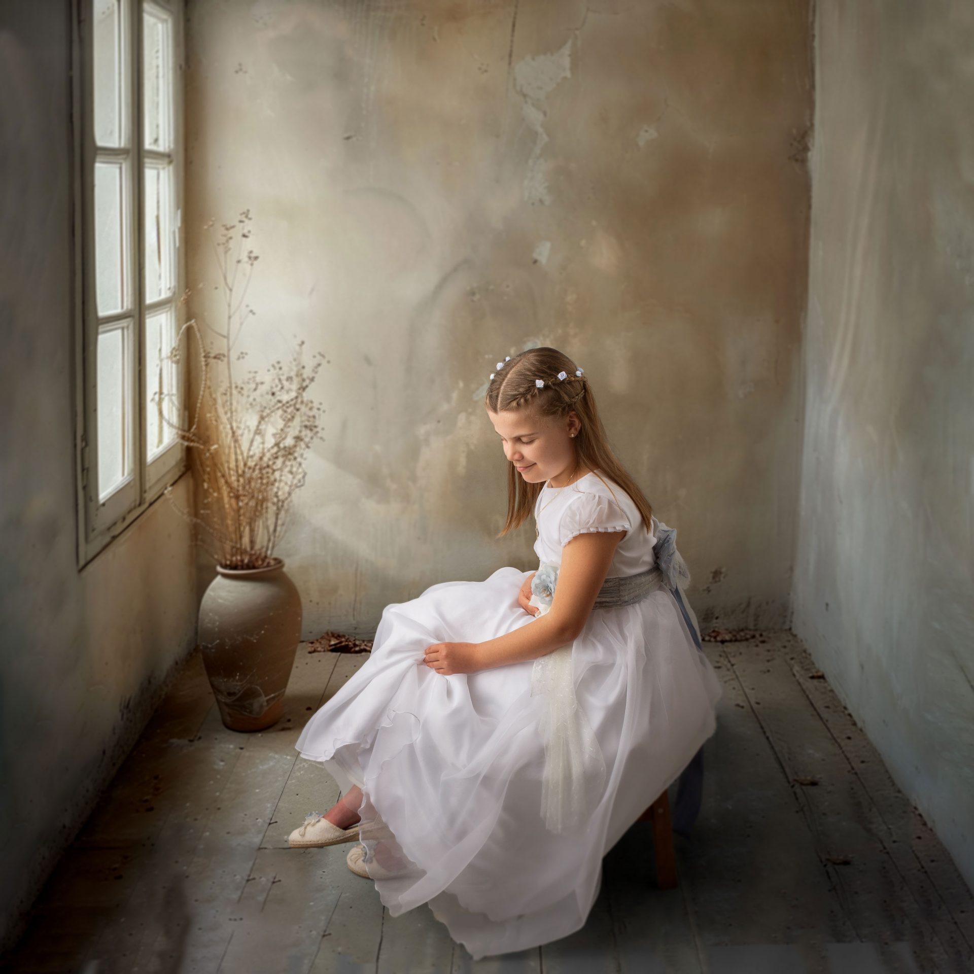 Retrato de comunión de niña con mirada tranquila en Bizkaia