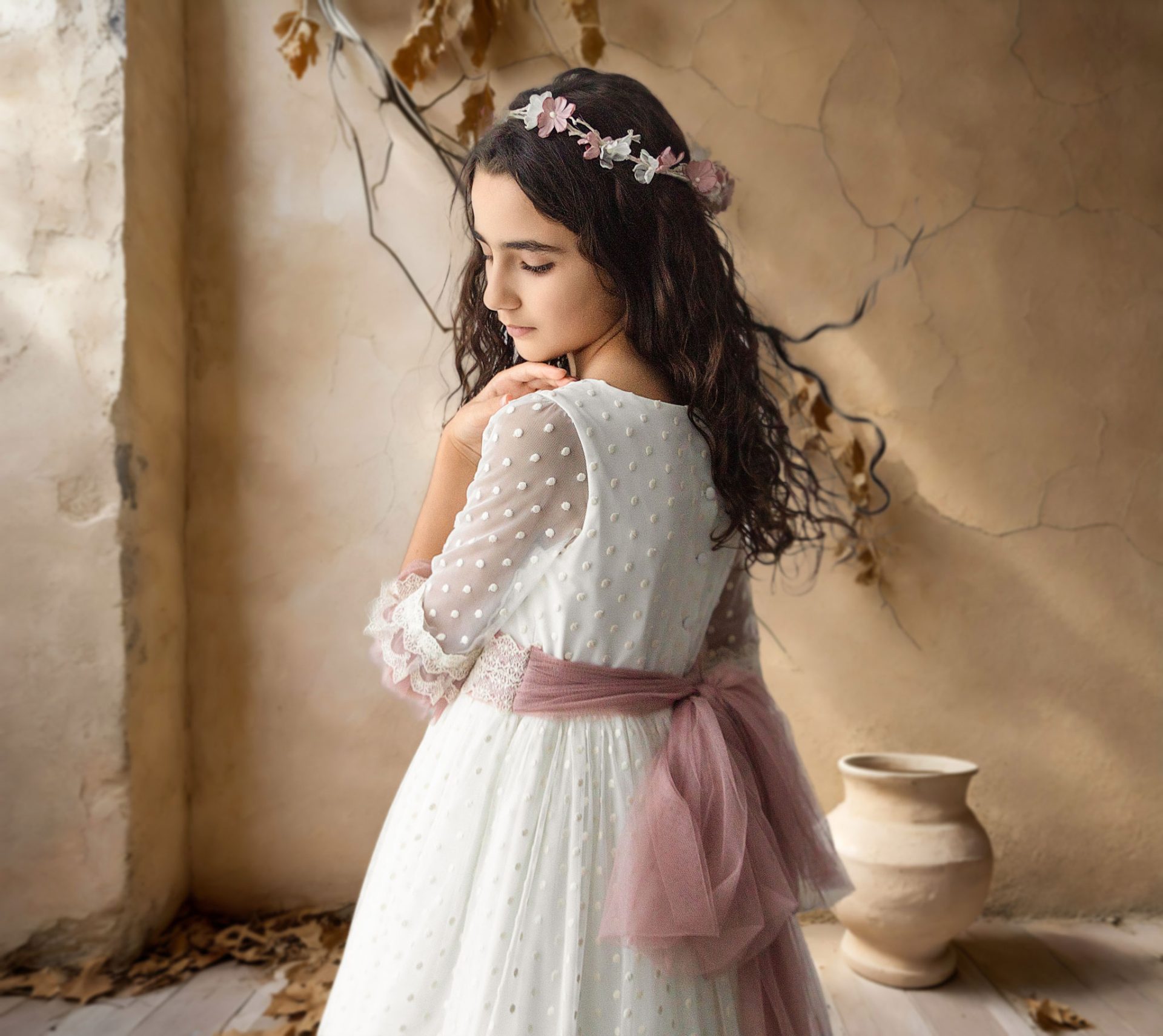 Fotografía elegante de niña con vestido de comunión blanco