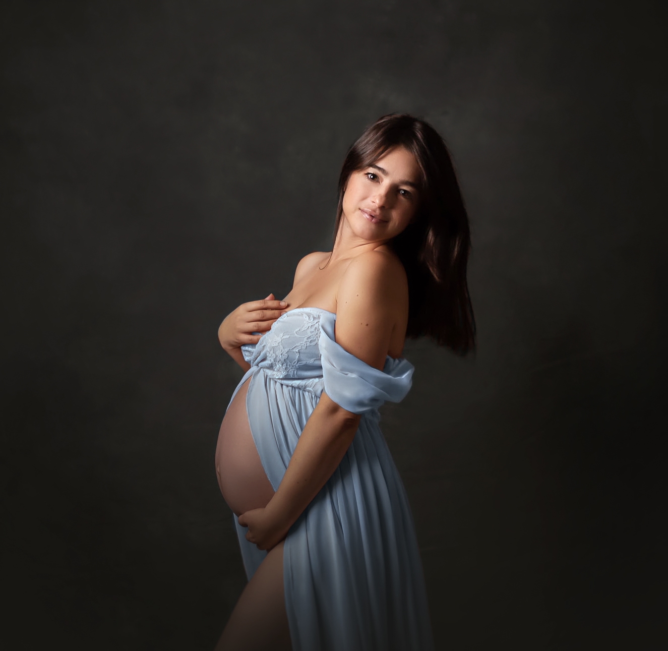 Fotos-de-maternidad-con-luz-natural-en-Barakaldo Mujer embarazada relajada en fotos de maternidad Bizkaia