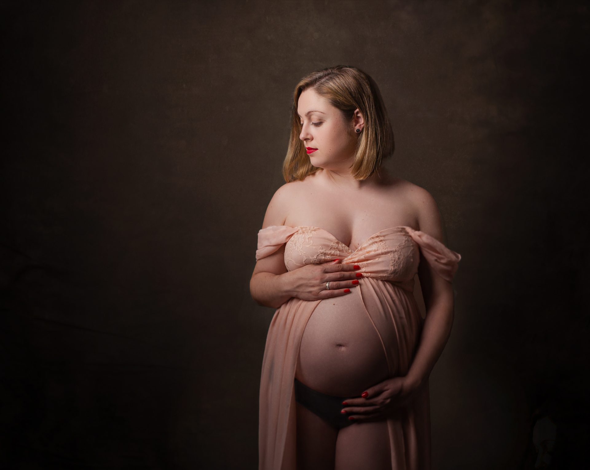 Sesión-de-maternidad-en-barakaldo-con-detalles-cálidos Retrato íntimo de futura mamá en Bizkaia