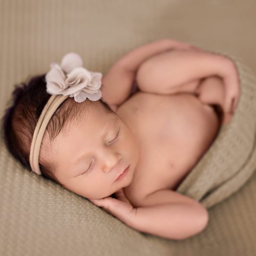 estudio-especializado-en-fotografia-newborn-en-barakaldo Recién nacido en cesta con mantas suaves y luz natural
