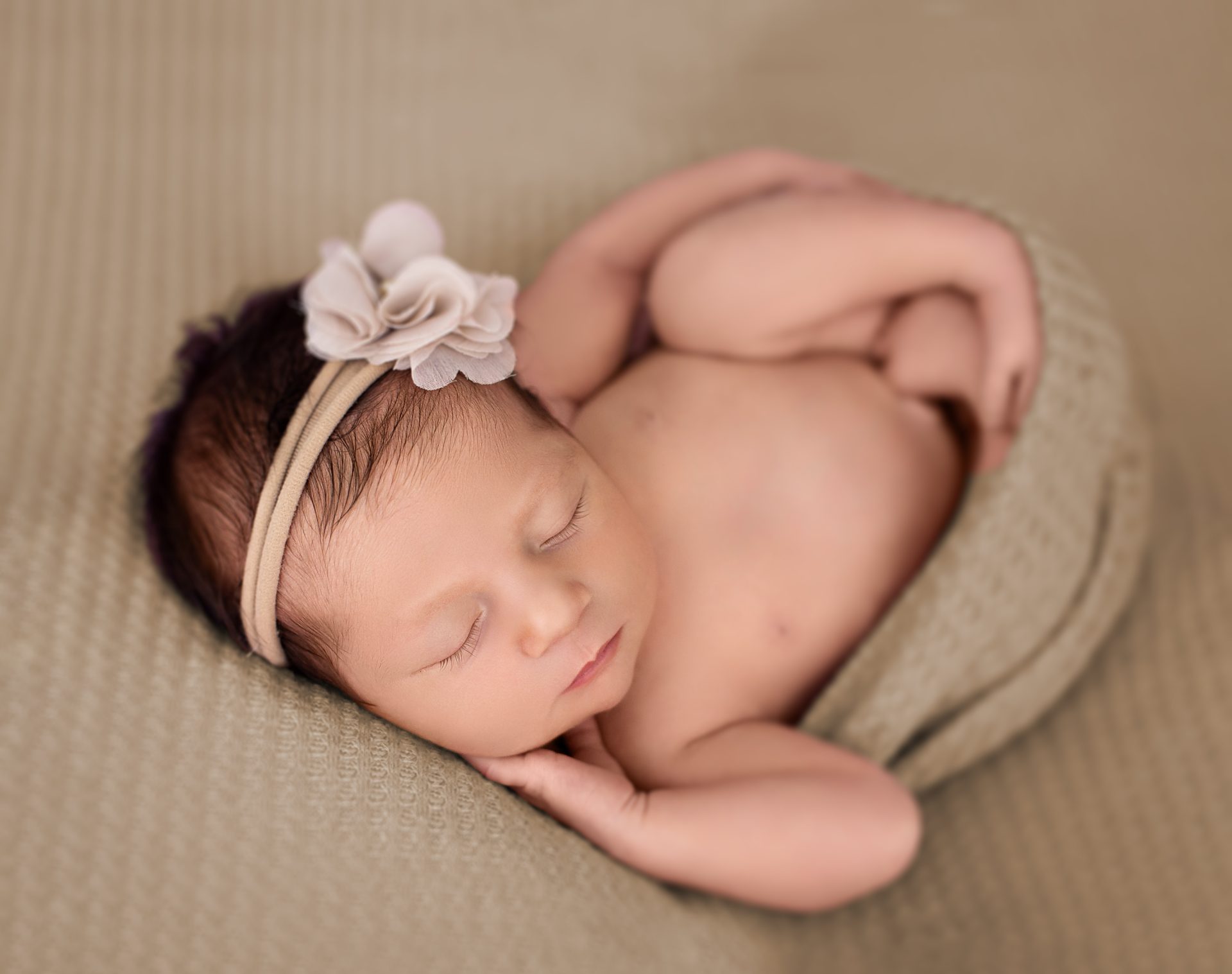 estudio-especializado-en-fotografia-newborn-en-barakaldo Recién nacido en cesta con mantas suaves y luz natural