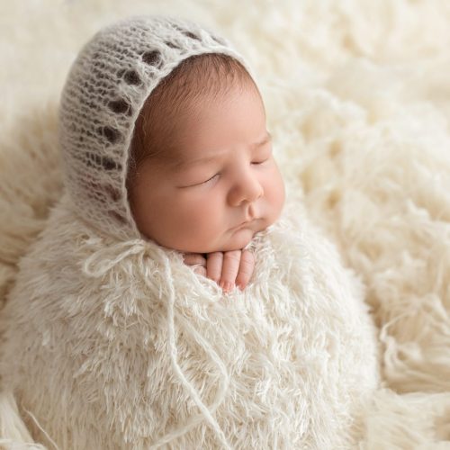 estudio-newborn-en-barakaldo-para-siempre-recordar Bebé pequeño envuelto en tela blanca en sesión newborn