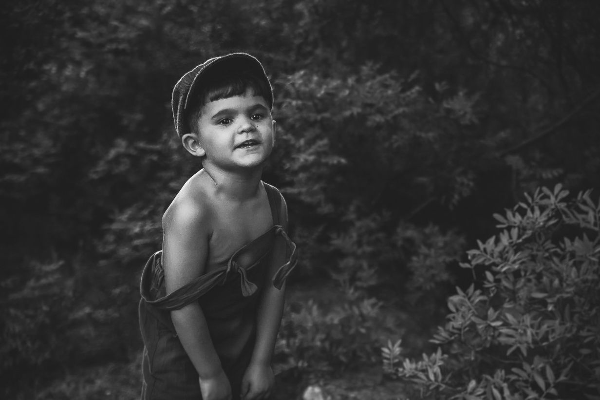 fotografía-artística-para-niños-en-bizkaia-estudio-especializad Retrato infantil en la naturaleza, con niño en ropa vintage, en Bizkaia