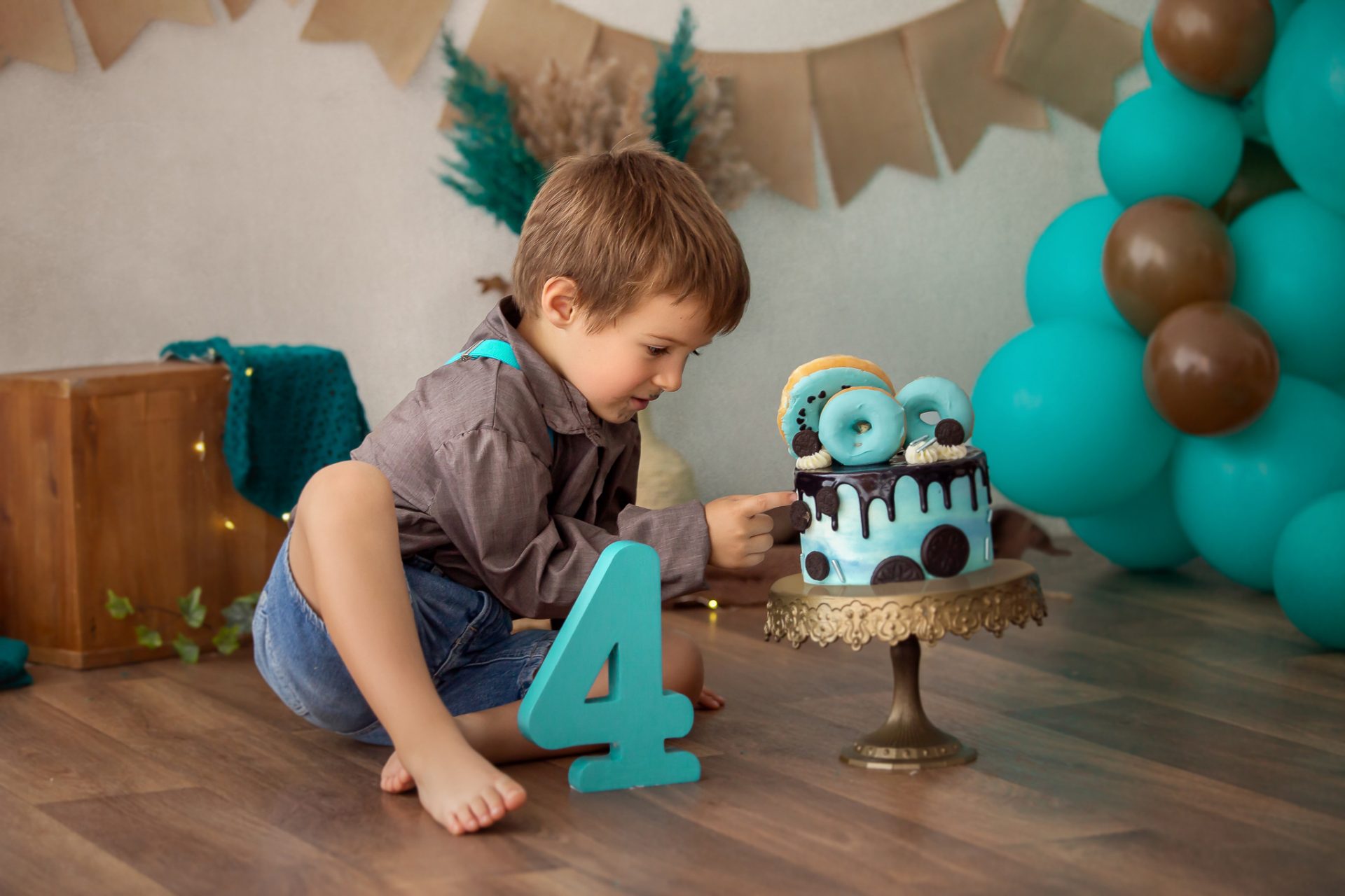 fotografía-cumpleaños-barakaldo-smash-cake-personalizado-2 Sesión smash cake infantil con niño de varios años y temática alegre