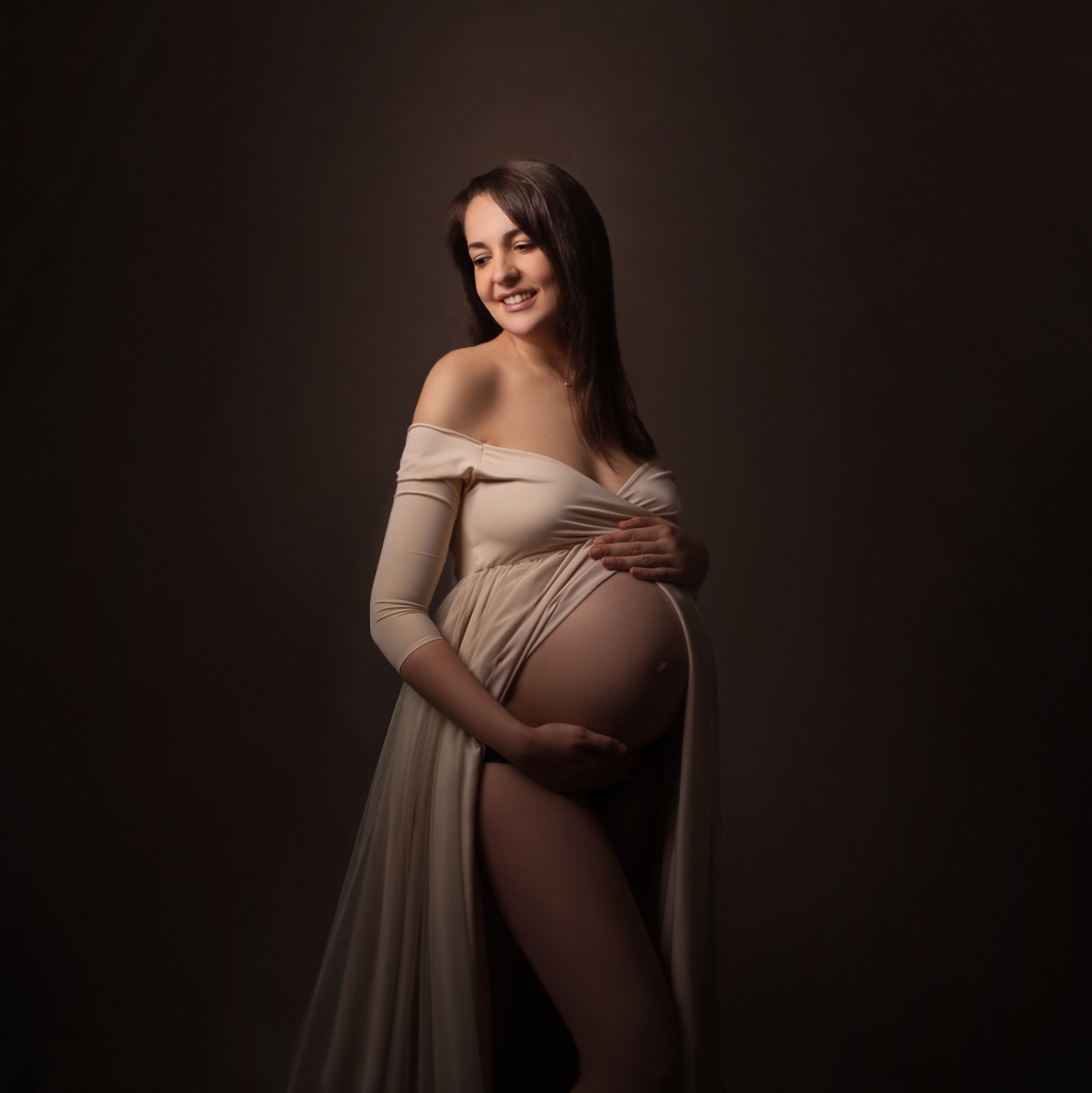 fotografia-de-embarazo-en-barakaldo-crea-recuerdos-unicos Fotografía premamá elegante en estudio de Barakaldo