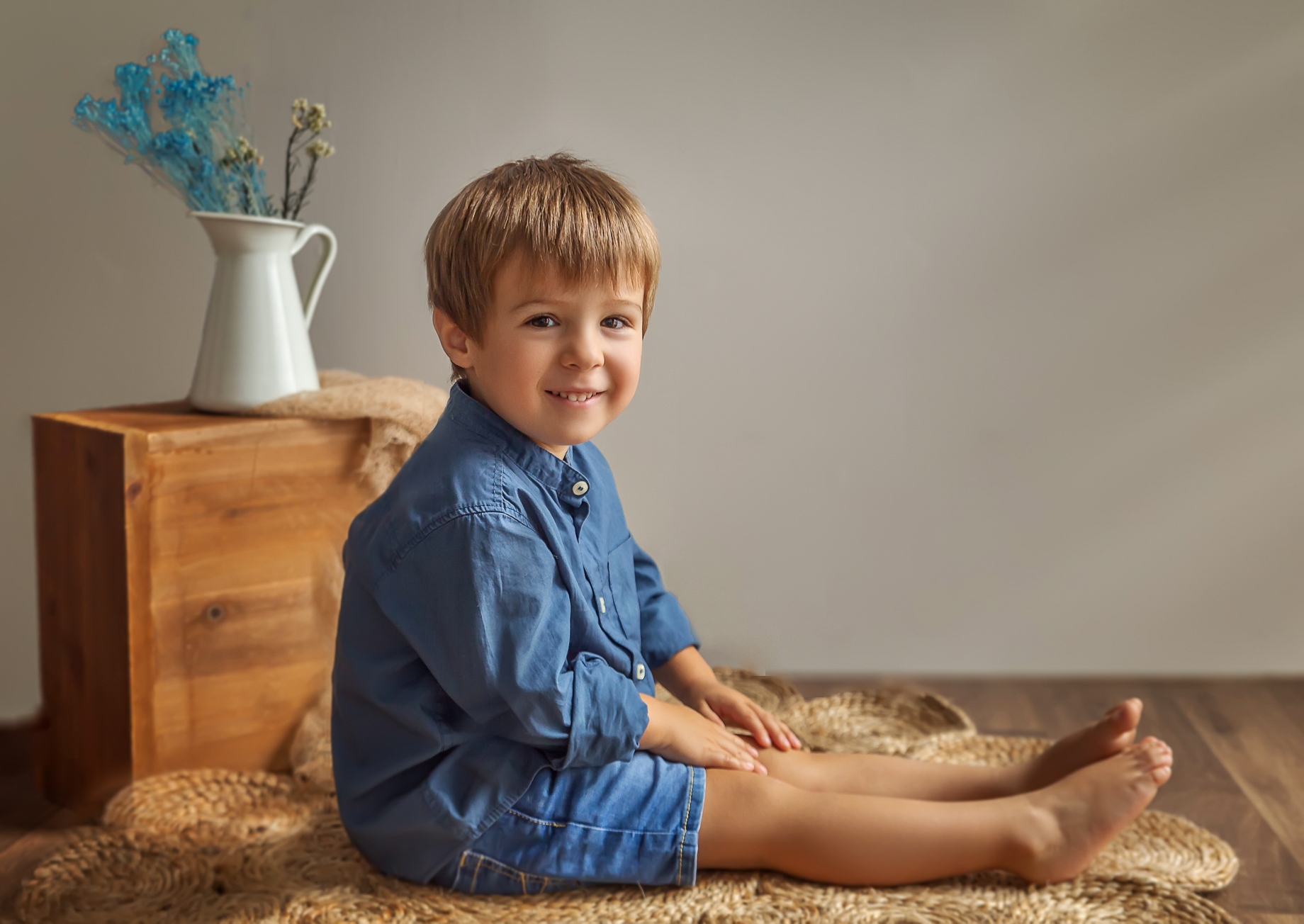 fotógrafo-especializado-en-fotos-de-bebés-en-barakaldo Niño pequeño en estudio con fondo neutro, sesión de fotos en barakaldo