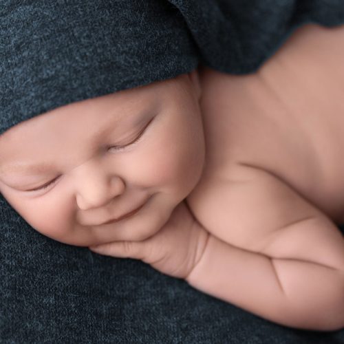 fotos-de-bebes-recien-nacidos-en-barakaldo-y-bilbao Dormilón bebé newborn en sesión de fotos artística