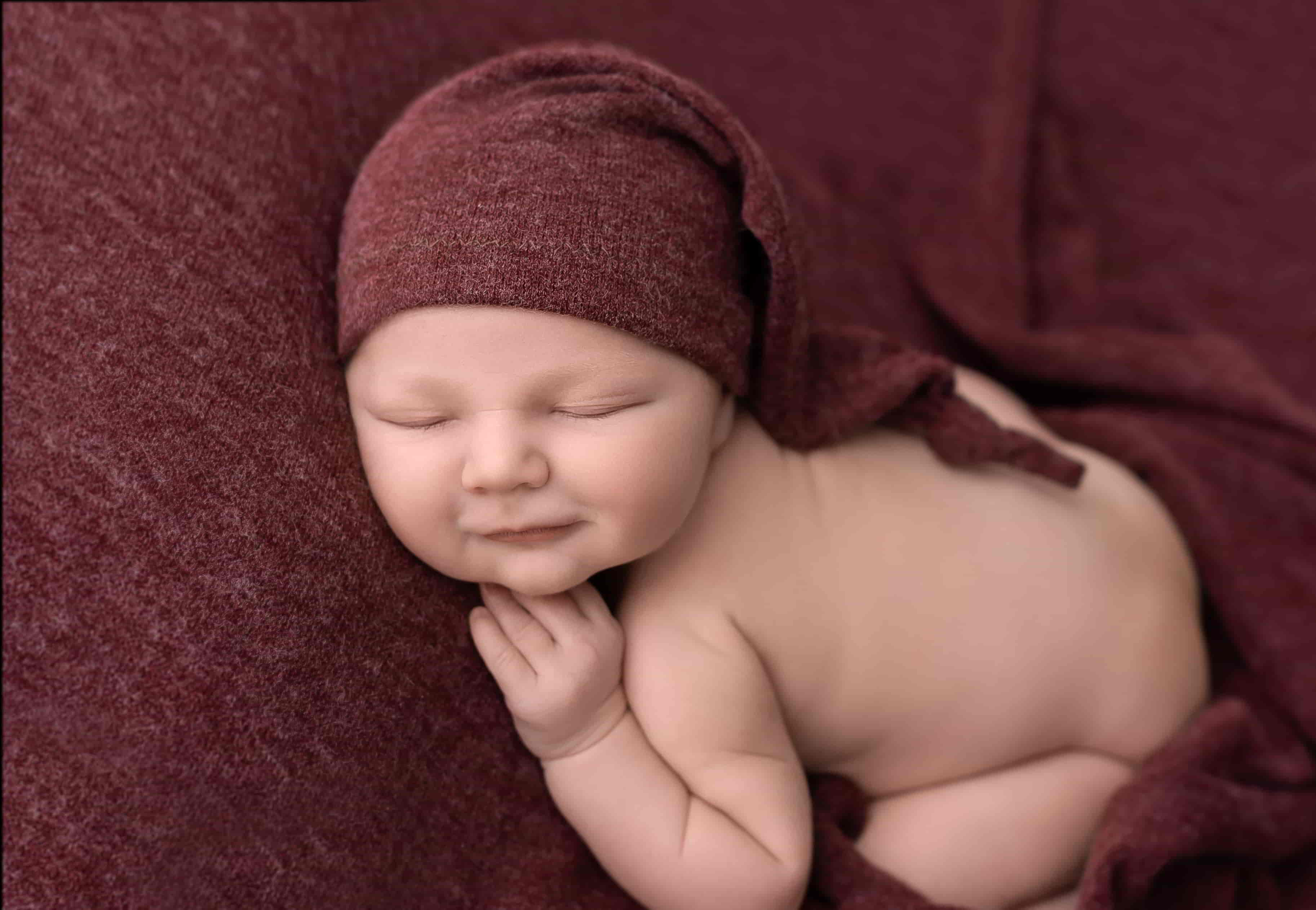 fotos-profesionales-de-bebes-en-barakaldo Retrato de recién nacido con manta de algodón orgánico en Bizkaia