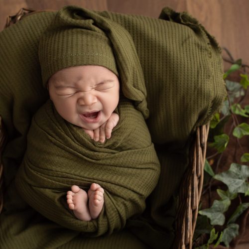 inmortaliza-el-primer-dia-de-tu-bebe-en-barakaldo Bebé recién nacido descansando en cesta de mimbre