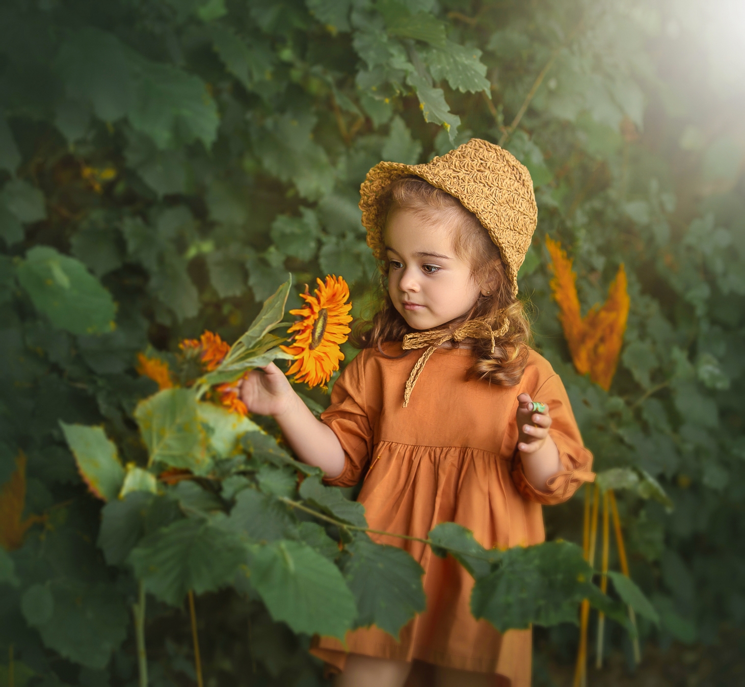 sesión-de-fotos-de-niños-en-barakaldo-momentos-especiales Retrato de niña con vestido mostaza y girasol, contraste de colores verde y mostaza