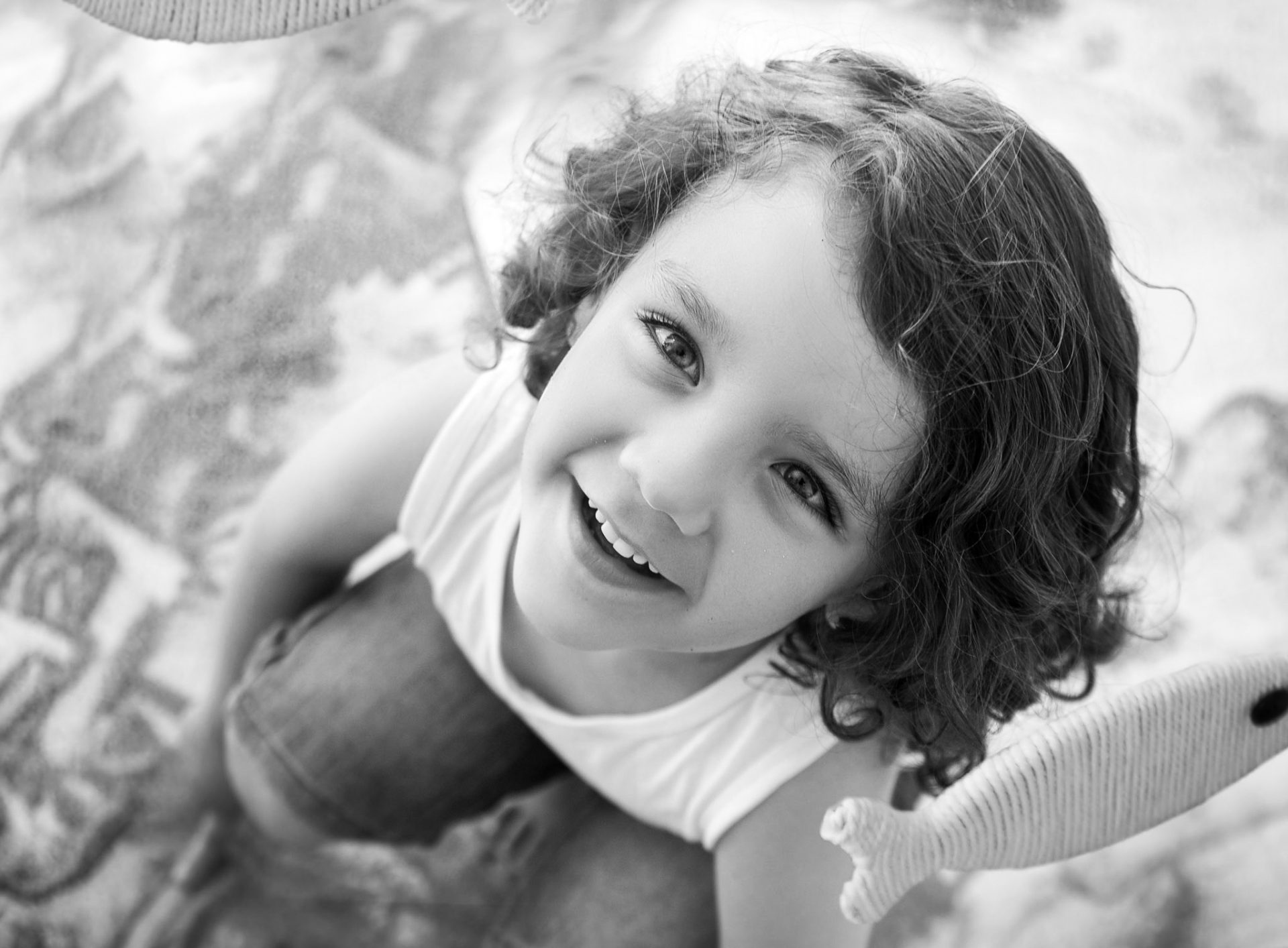 sesión-de-fotos-en-estudio-en-barakaldo-retratos-mágicos Retrato en blanco y negro de niño en estudio fotográfico en Barakaldo