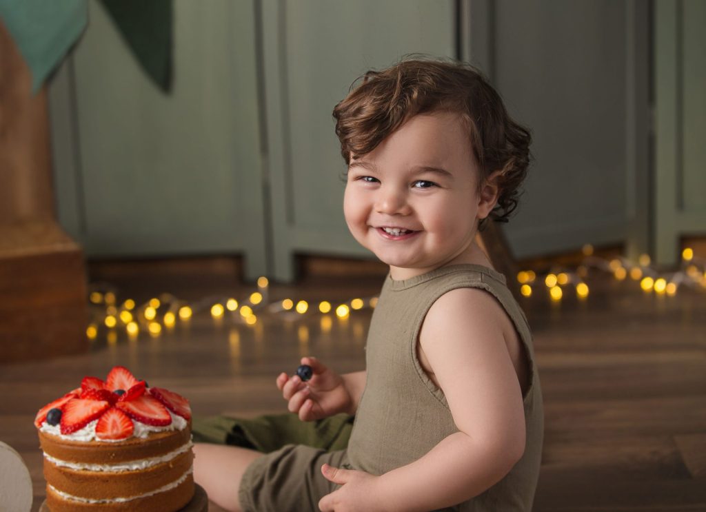 Sesión smash cake de niño de 2 años con decoración verde