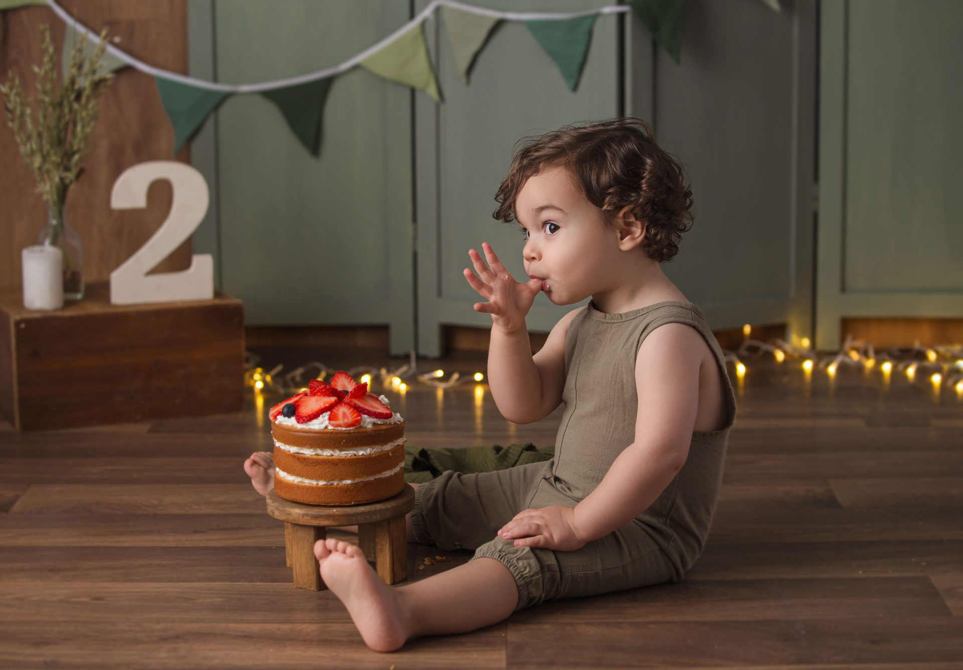 sesión-smash-cake-barakaldo-recuerdo-único Retrato de niño de dos años en sesión smash cake temática verde