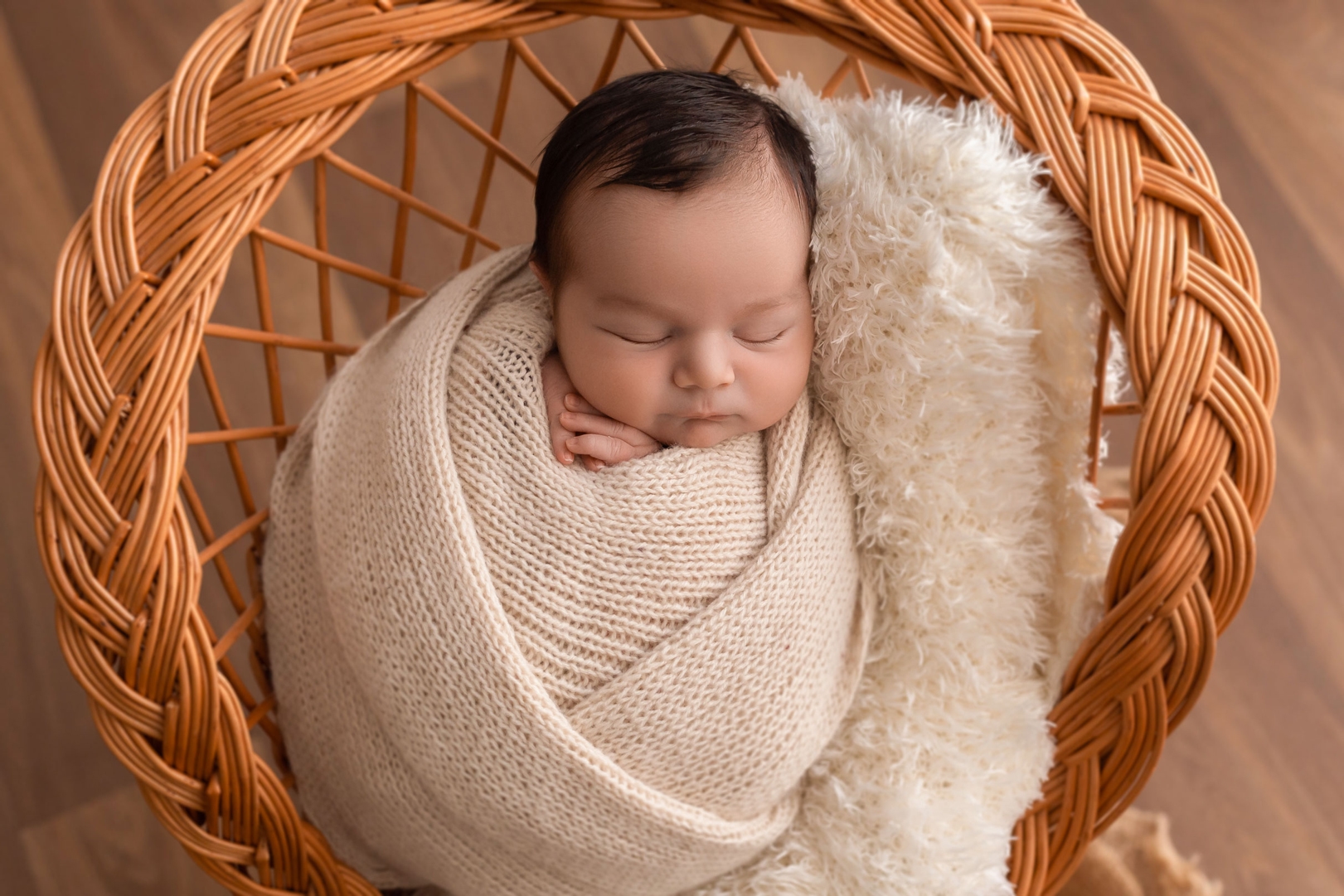 un-recuerdo-de-bebe-perfecto-en-barakaldo recién nacido dormido envuelto en manta suave