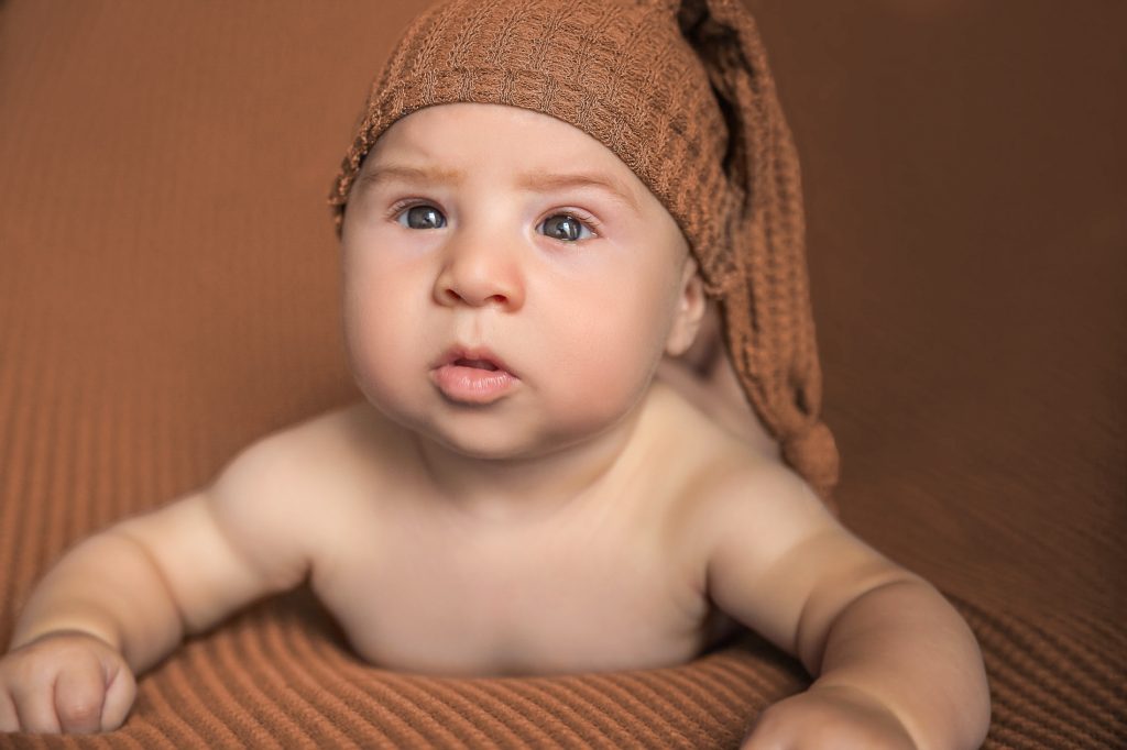 Sesión de tummy time con bebé de tres meses en estudio de fotos en Bizkaia