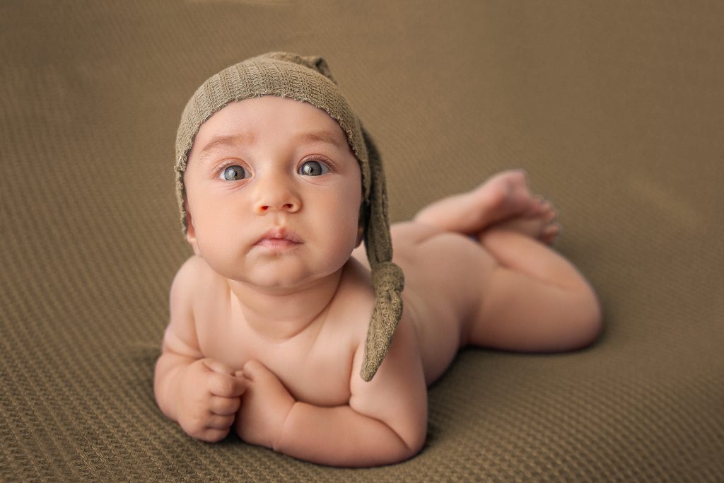 foto de bebé de 3 meses tumbado en su sesión profesional