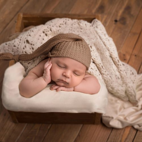 sesion-newborn-barakaldo-estilo-natural Fotografía de recién nacido estilo newborn con bebé dormido en cesta de madera y atrezzo de lana.