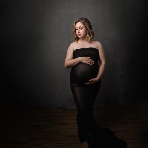 sesion-premama-con-telas-voladas-en-estudio Sesión premamá artística en estudio de fotografía en Barakaldo